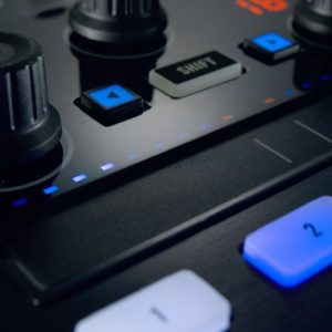 Kontrol X1 + Kontrol stand bundle