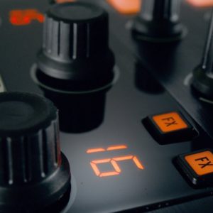 Kontrol X1 + Kontrol stand bundle